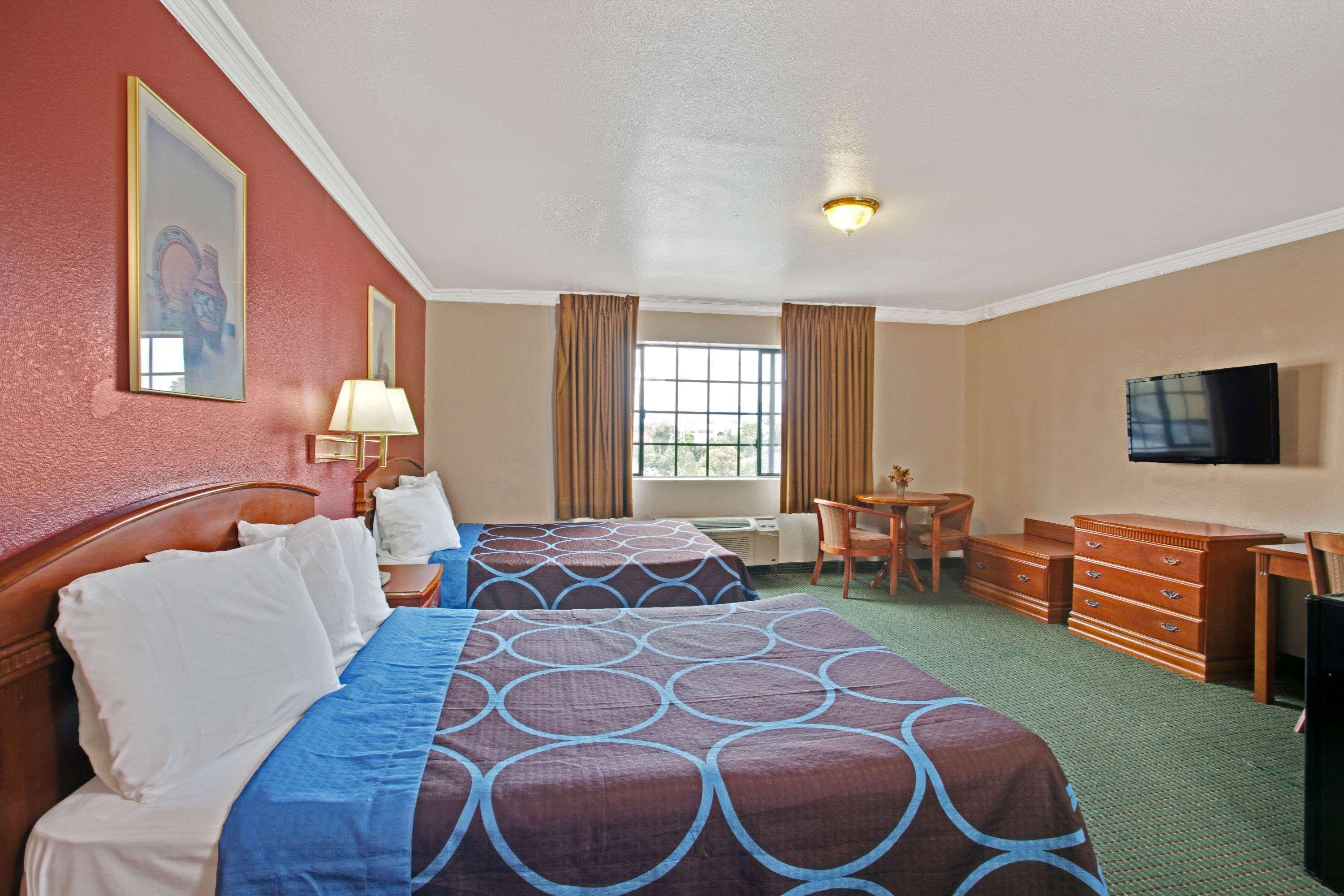 Motel Super 8 By Wyndham Hollywood/la Area