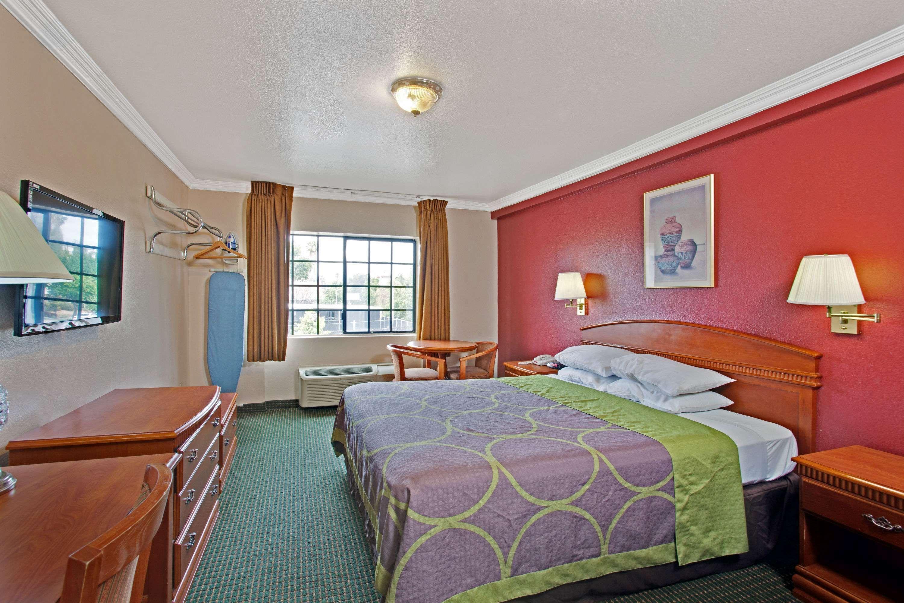 Super 8 By Wyndham Hollywood/la Area Motel 2*