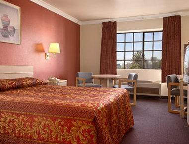 Motel Super 8 By Wyndham Hollywood/la Area