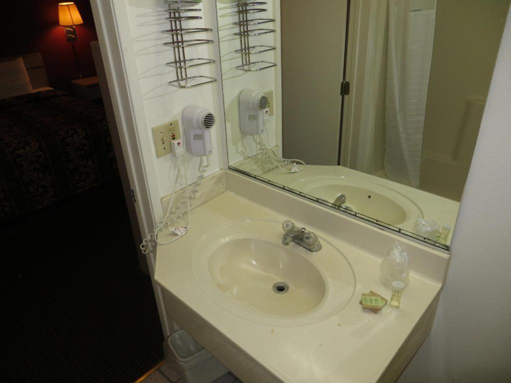 Super 8 By Wyndham Hollywood/la Area